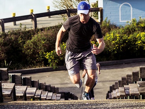 Mte radi vzvy? dajte si hiit trning po schodoch
