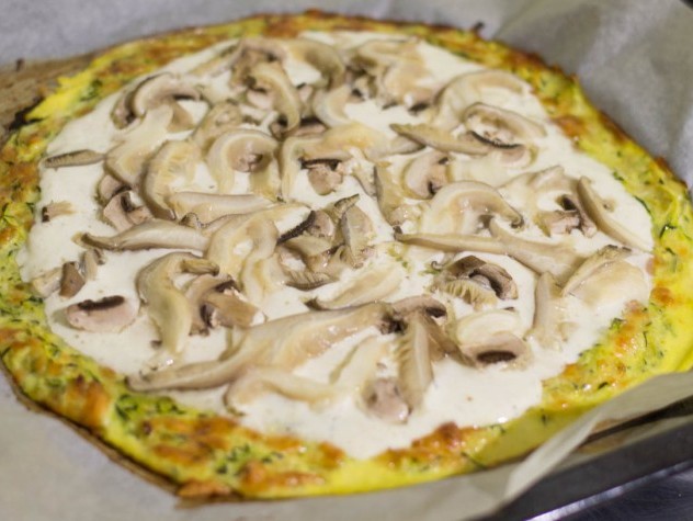 Cuketov pizza bez mky s hlivou a ampinmi