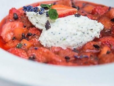 Jahodovo-rebarborov chutney s levanduou a tvarohovmi nokmi s makom